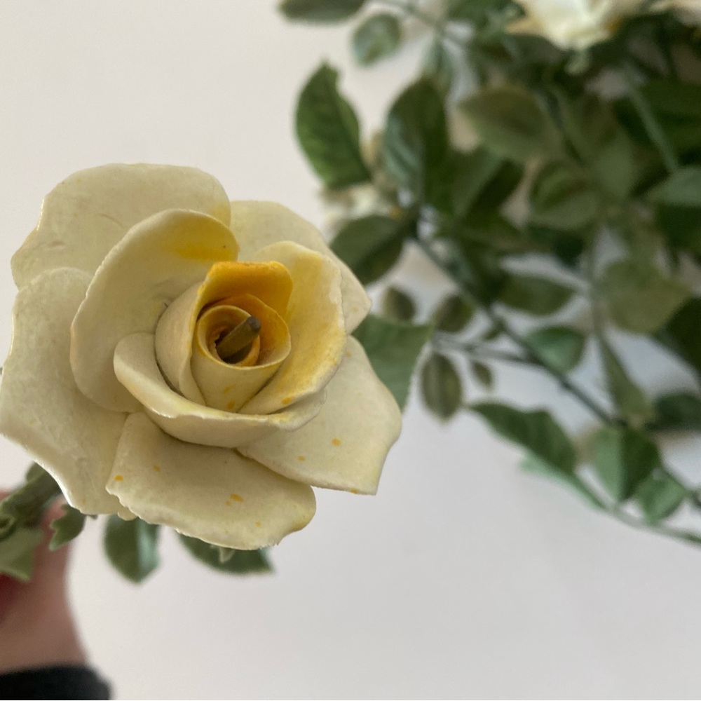 Vintage porcelain white roses / faux flowers - Picture 12 of 15